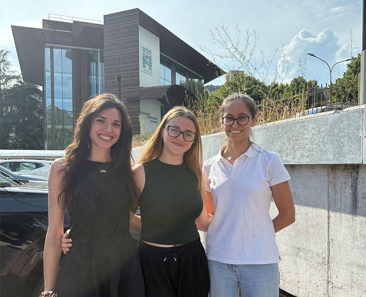 Andreea and colleagues standing in front of Ospedale Sacro Cuore Don Calabria 
