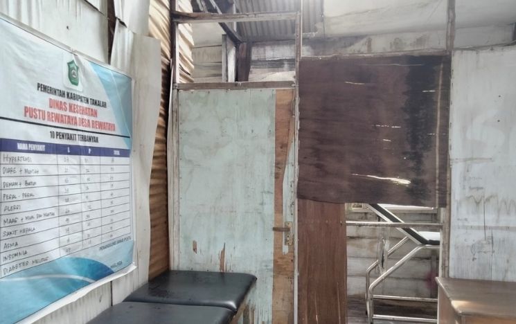 The interior of the healthcare building in Rannu, it has wooden walls and a bench for examining patients