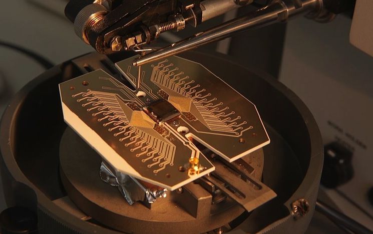 Quantum computer chip