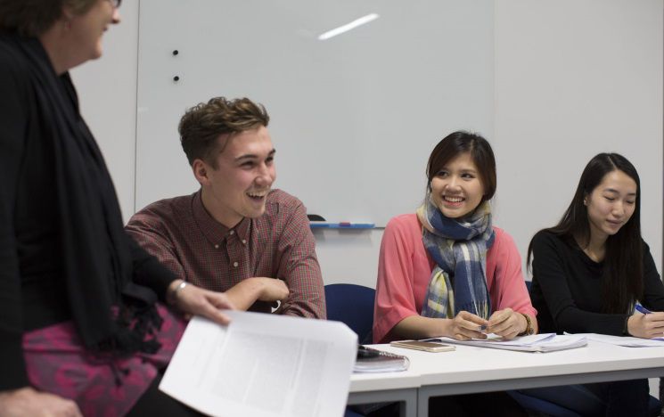 ICON: students chatting in a seminar