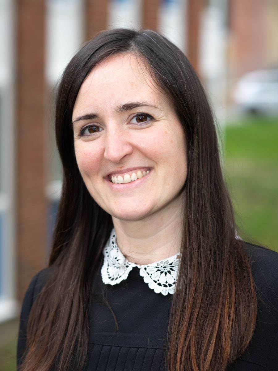 Portait photo of Ester Aventin, a Global Mobility Officer