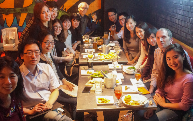 A group of alumni of different ages in a restaurant