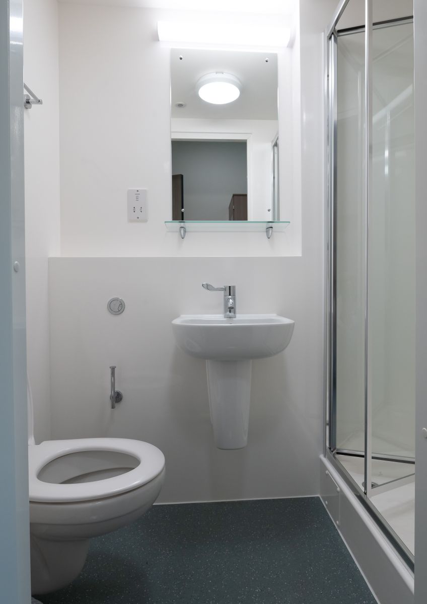 East Slope en-suite bathroom