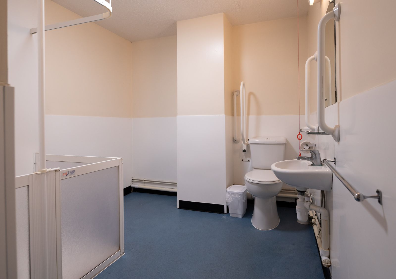 Stanmer Court accessible bathroom