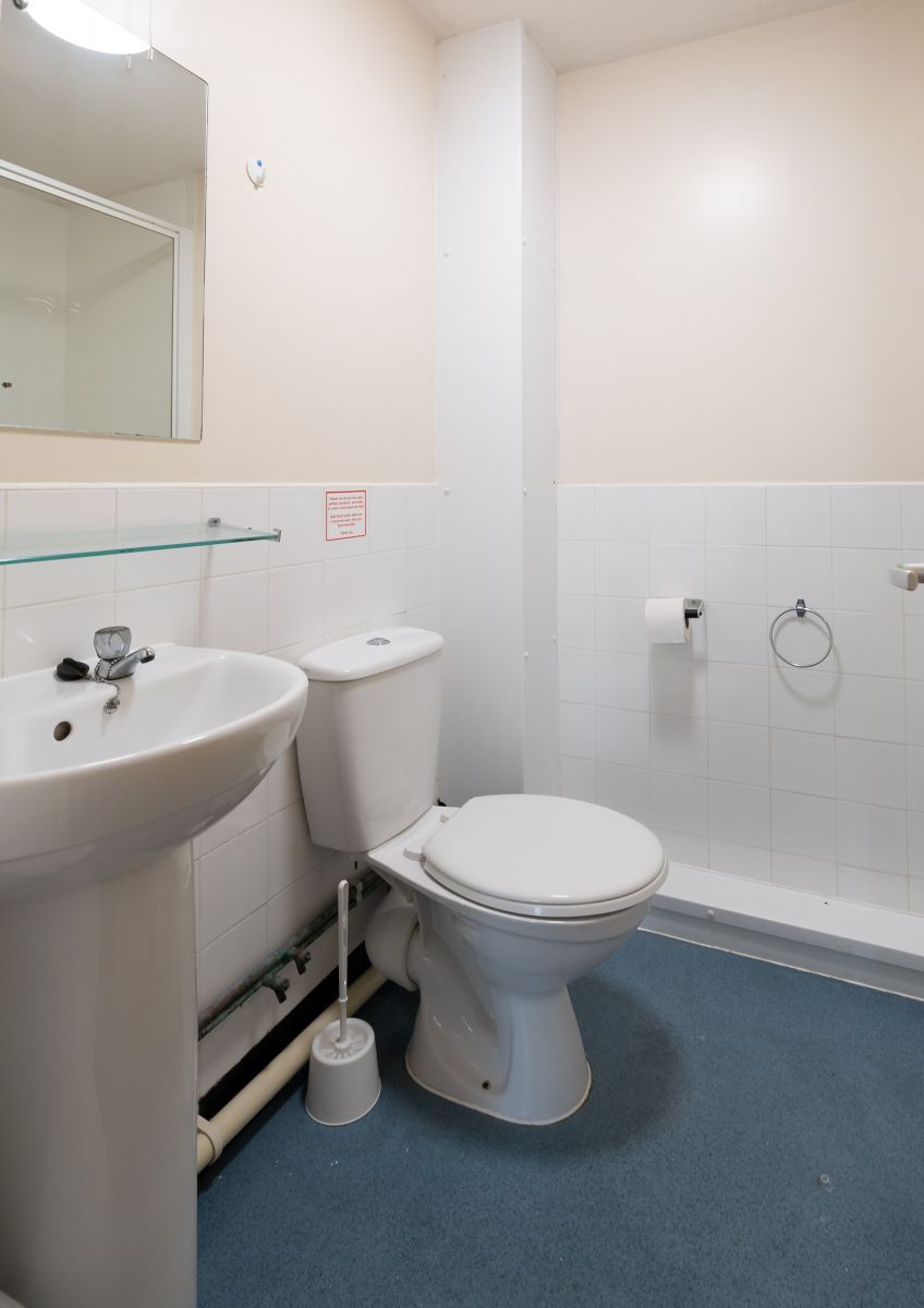 Stanmer Court large en-suite bathroom