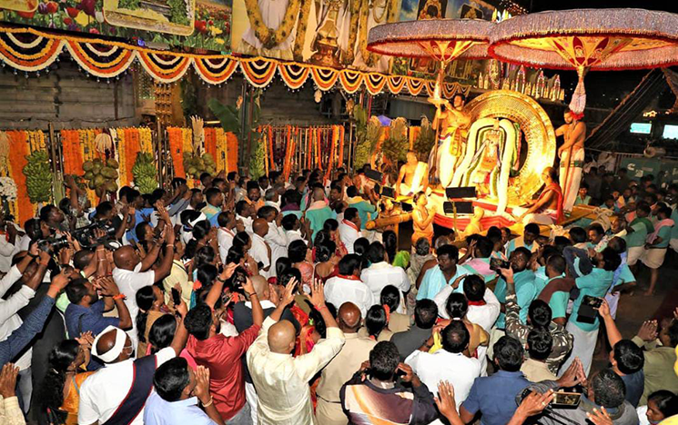 
Image of people at shrine