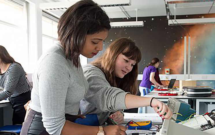 Two students taking part in an experiment in our physics and astronomy lab