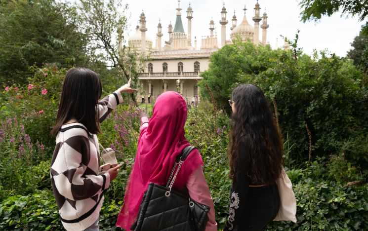 Summer School students look towards the Royal Pavilion in the distance