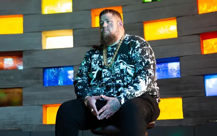 Rag&rsquo;n&rsquo;Bone Man in front of coloured windows