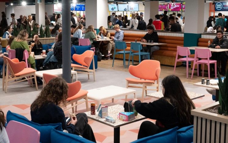 Students dine at Eat Central