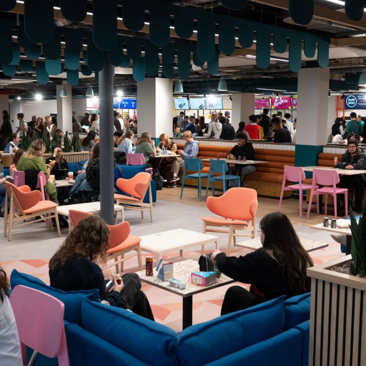 Students dine at Eat Central