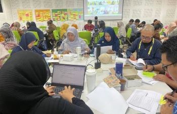 Applying the tools in Indonesia with The Circular School Program Partnership, working together around a table