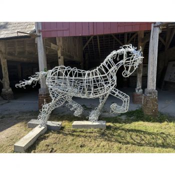 Presentation of Prissy, metal sculpture of a horse by artist and blacksmith Jake Bowers