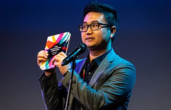 Dr Xiangming Tao with his award